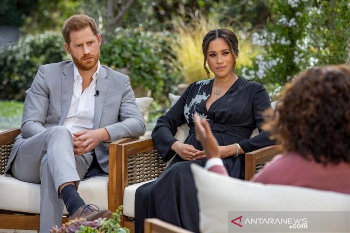 FOTO FILE: Pangeran Harry dan istrinya Meghan Markle diwawancarai Oprah Winfrey, pada foto handout yang tidak bertanggal. Acara talkshow berdurasi dua jam tersebut akan tayang perdana di stasiun TV Amerika Serikat CBS pada Minggu (7/3/2021) malam waktu setempat atau Senin (8/3/2021) pagi WIB. ANTARA FOTO/Harpo Productions/Joe Pugliese/Handout via REUTERS/File Photo/aww.