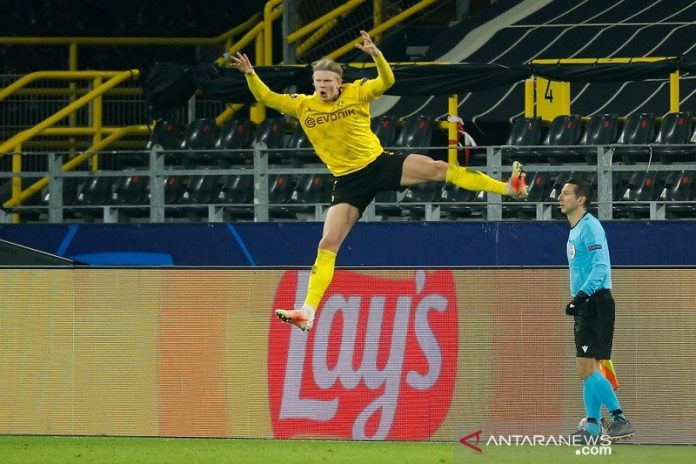 Penyerang Borussia Dortmund Erling Haaland merayakan gol keduanya ke gawang Sevilla dalam leg kedua 16 besar Liga Champions di Stadion Signal Iduna Park, Dortmund, Jerman, Selasa (9/3/2021) waktu setempat. (ANTARA/REUTERS/POOL/Leon Kuegeler)