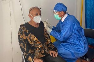 Wakil Rektor II Bidang Umum dan Keuangan ULM, Achmad Syamsu Hidayat, mendapatkan vaksin Covid-19. (antara)