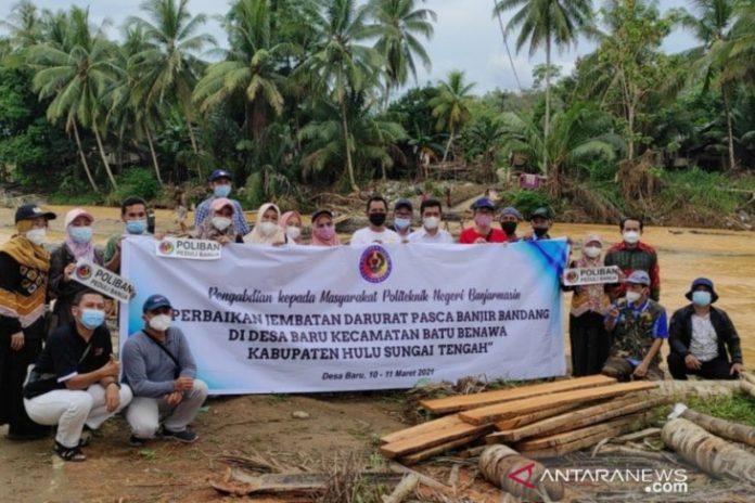 Mahasiswa Poliban bersama instansi terkait dan waga setempat membangun jembatan sementara di Desa Baru, Kecamatan Batu Benawa, HST. (antara)