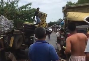 Tabrakan dua truk di Pengayuan, Liang Anggang, Bajarbaru. (IG @sekilas.info.kalimantan)