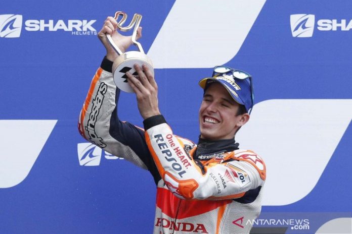 Pembalap Repsol Honda Alex Marquez merayakan peringkat dua yang diperolehnya usai balapan MotoGP Prancis di Circuit Bugatti, Le Mans, Prancis (11/10/2020). Alex Marquez berhasil meraih podium perdananya di ajang MotoGP seusai berhasil meraih peringkat kedua pada balapan yang dimenangi pembalap Ducati Danilo Petrucci. ANTARA FOTO/REUTERS/Stephane Mahe/aww.