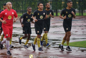 _Di bawah guyuran hujan skuad Barito Putera tetap semangat latihan di lapangan UNY, DIY. (Barito Putera Official)