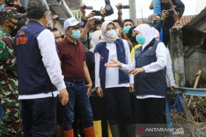 Gubernur Jatim Khofifah Indar Parawansa (kanan) memberikan arahan saat meninjau lokasi tanggul Sungai Kedunggaleng yang jebol di Kecamatan Dringu, Kabupaten Probolinggo, Kamis (11/3/2021) sore. ANTARA/HO-Diskominfo Kabupaten Probolinggo