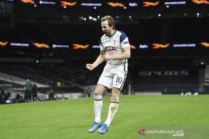 Penyerang Tottenham Hotspur Harry Kane merayakan gol keduanya ke gawang Dinamo Zagreb dalam leg pertama 16 besar Liga Europa di Stadion Tottenham Hotspur, London, Inggris, Kamis (11/3/2021) waktu setempat. (ANTARA/REUTERS/Toby Melville)