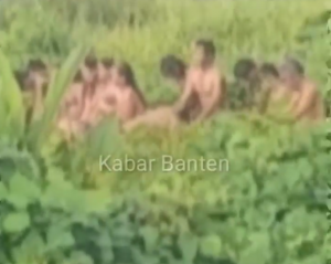 Ritual mandi bersama. (IG @kabar_banten)