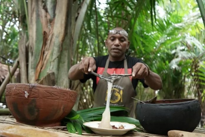 Chef Charles Toto memperagakan cara menggulung papeda kepada pengunjung Ungkea Jungle Resto. (ANTARA/HO)