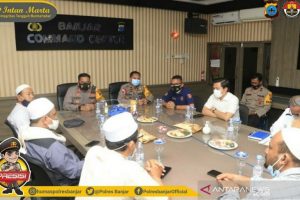 Kapolres Banjar AKBP Andri Koko Prabowo menerima kunjungan pengurus Rabithah Alawiyah. (ANTARA/Firman)