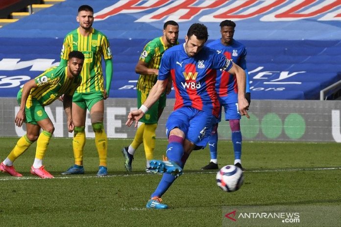 Kapten Crystal Palace Luka MIlivojevic mengeksekusi tendangan penalti untuk mencetak gol ke gawang West Bromwich Albion dalam lanjutan Liga Inggris di Stadion Selhurst Park, London, Inggris, Sabtu (13/3/2021). (ANTARA/REUTERS/POOL/Andy Rain)