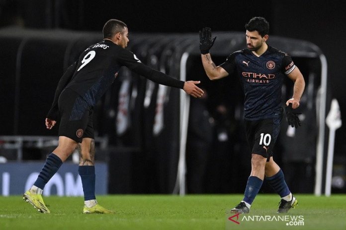 Penyerang Manchester City Sergio Aguero (kanan) melakukan selebrasi bersama Gabriel Jesus seusai mencetak gol ke gawang Fulham dalam lanjutan Liga Inggris di Stadion Craven Cottage, London, Inggris, Sabtu (13/3/2021) waktu setempat. (ANTARA/REUTERS/POOL/Justin Setterfield)