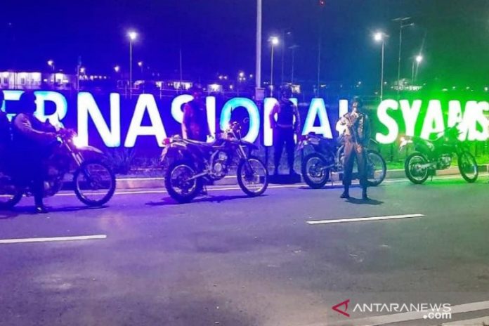 Unit Patroli Reaksi Cepat Satuan Sabhara Polres Banjarbaru dipimpin Ipda JM Saragih patroli di kawasan jalan akses Bandara Internasional Syamsudin Noor. (ANTARA/Polresbanjarbaru)