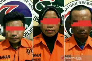 Tiga tersangka dari kanan AR, MA dan PA dua tersangka pemakai dan satu pengedar Narkotika jenis Sabu yang ditangkap aparat Sat Resnarkoba Polres HSU di Desa Panangkalaan Hulu Rt.03 Kecamatan Amuntai Utara Kabupaten HSU, Rabu (10/3) (Antaranews Kalsel/Humas Polres HSU/Eddy A)