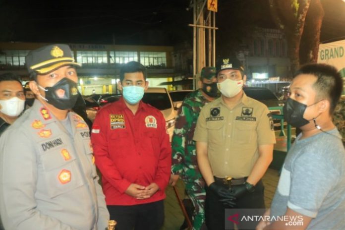 Wali Kota Banjarbaru HM Aditya Mufti Ariffin bersama unsur Forkopimda memimpin sidak ke sejumlah tempat hiburan malam seperti cafe dan karaoke dalam rangka penegakan PPKM mikro di kota setempat. Foto humas/Antaranews Kalsel