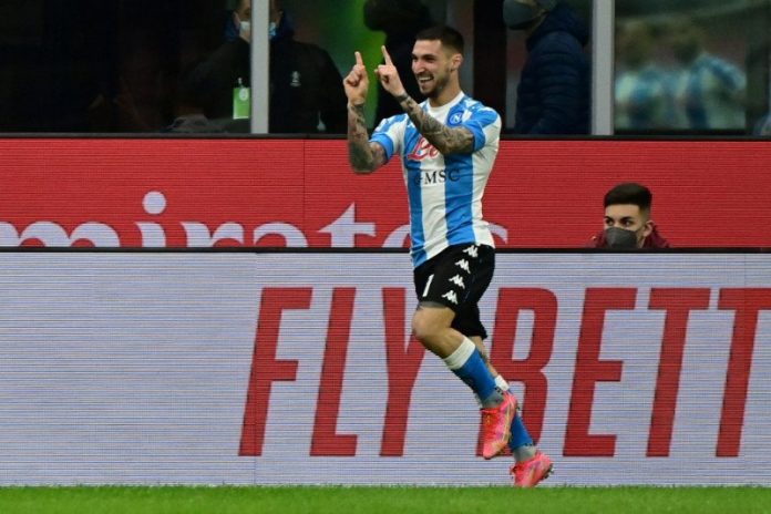 Gelandang Napoli asal Italia Matteo Politano merayakan gol yang dia ciptakan ketika timnya menang 1-0 atas AC Milan di Stadion San Siro, Milan, 14 Maret 2021. (AFP/MIGUEL MEDINA)