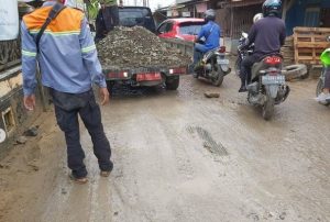 Petugas dari Dinas PUPR Kota Banjarmasin menutup jalan Cemara Ujung yang rusak dengan batu kerikil. (Diskominfotik Banjarmasin)
