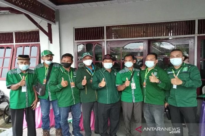 Supiatma (pakai peci, tengah) bersama sejumlah pengurus DPC PKB Barito Selatan. (antara)