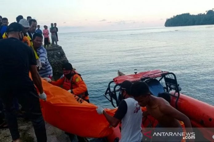 Tim SAR gabungan saat mengevakuasi jasad seorang nelayan yang diduga tersambar petir saat melaut, Minggu (14/3/2021). (ANTARA/HO-Humas Basarnas Kendari)