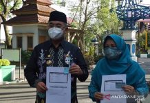 Bupati HSS dan Istri Terima Vaksin COVID-19 Kategori Lansia