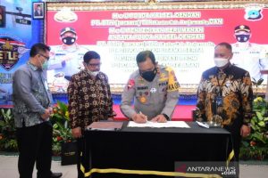 Kapolda Kalsel, Irjen Pol Rikwanto, menandatangani MoU dengan BTN dan pengembang perumahan. (antara)