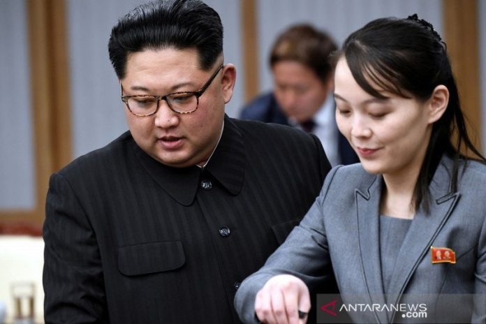 Pemimpin Korea Kim Jong Un dan saudara perempuannya Kim Yo Jong (kanan) menghadiri pertemuan dengan Presiden Korea Selatan Moon Jae-in di Peace House di desa gencatan senjata, Panmunjom, di dalam zona demiliterisasi yang memisahkan Korut-Korsel, Korea Selatan, 27 April 2018. (ANTARA FOTO/Korea Summit Press Pool/Pool via Reuters /aww.)