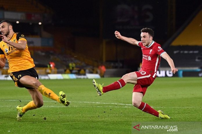 Penyerang Liverpool Diogo Jota (kanan) mencetak gol ke gawang Wolverhampton dalam lanjutan Liga Inggris di Stadion Molineux, Wolverhampton, Inggris, Senin (15/3/2021) waktu setempat. (ANTARA/REUTERS/POOL/Laurence Griffith)