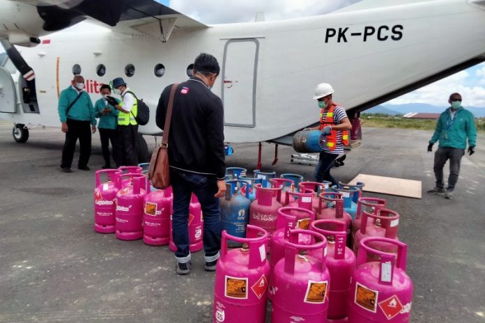 Pesawat Casa milik Pelita Air Service (PAS) membawa tabung LPG ukuran 12 kilogram dari bandara Juata Tarakan menuju bandara Yuvai Semaring, Krayan, Nunukan yang berbatasan dengan Malaysia, Senin (15/3/2021). Antara/Susylo Asmalyah.