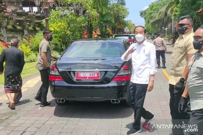 Presiden Joko Widodo berjalan menuju kendaraannya usai menyapa masyarakat Ubud dan meninjau vaksinasi COVID-19 di Puri Ubud, kabupaten Gianyar, Bali, Selasa. ANTARA/Adi Lazuardi.