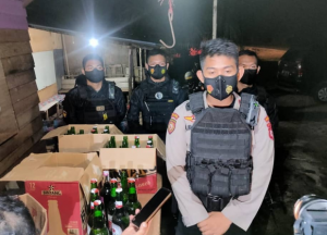Jajaran Ditsamapta Polda Kalteng mengamankan minuman keras tak dilengkapi izin dari sebuah THM di Jalan Mahir Mahar, Palangka Raya. (Humas Polda Kalteng)
