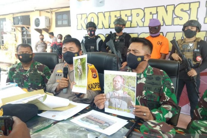 Kapolres Mimika AKBP IGG Era Adhinata dan Dandim 1710 Mimika Letkol Inf Yoga Cahya Prasetya menunjukan foto Jerman Ellas, anggota KKB Kali Kopi yang dilaporkan tewas pascakontak tembak dengan aparat keamanan di Mile 53, Distrik Tembagapura pada 28 Februari 2021. (ANTARA/Evarianus Supar)