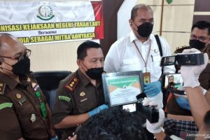 Kasi Perdata dan Tata Usaha Negara Andi Hamzah Kusumaatmaja didampingi Kepala Kejaksaan Tanah Laut Ramadani dan Kasi Intelejen Mahardhika Prima Wijaya, di Pelahari, Selasa (16/3).Foto:Antaranews Kalsel/Arianto.