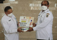 Pj Gubernur Kalsel Serahkan Ribuan Rapid Test Antigen untuk Kota Banjarmasin