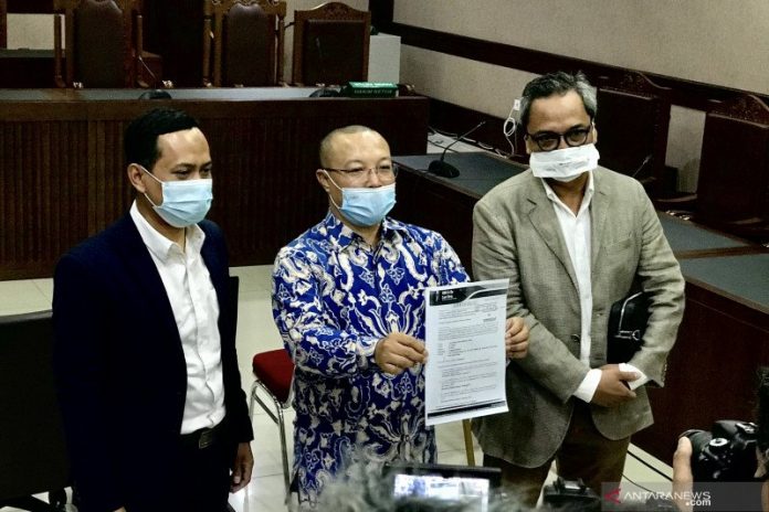 Tim kuasa hukum yang mewakili Jhoni Allen, Slamet Hasan (tengah), Guntur F Prisanto (kanan), dan Andi Saputro (kiri) menunjukkan dokumen gugatan kepada wartawan di ruang sidang Pengadilan Negeri Jakarta Pusat, Jakarta, Rabu (17/3/2021). (ANTARA/Genta Tenri Mawangi)