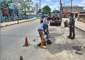 BPJN Kalsel melalui satuan kerja melakukan penutupan lubang di sepanjang jalan perbatasan Tabalong-Kelua, HSU. (BPJN Kalsel)