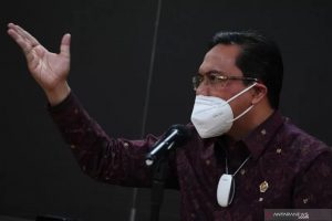 Ketua Umum PP PBSI Agung Firman Sampurna memberikan keterangan pers tentang tim bulu tangkis Indonesia yang tidak diperbolehkan melanjutkan pertandingan pada turnamen All England 2021 di Jakarta, Kamis (18/3/2021). . ANTARA FOTO/Hafidz Mubarak A/ws