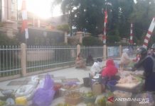 Pasar Bauntung Ditutup Total, Pedagang Subuh Nekat Jualan di Depan Gedung DPRD Kota Banjarbaru