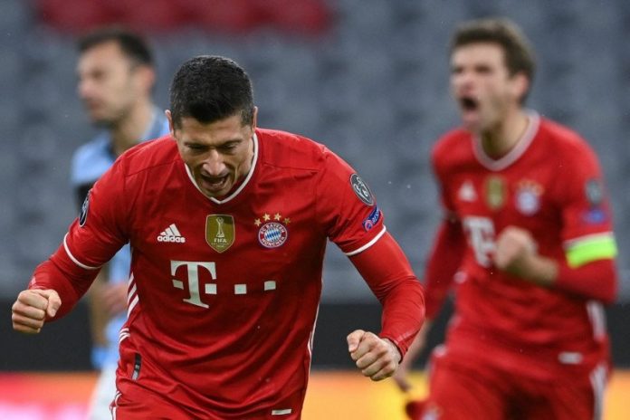 Pemain Bayern Muenchen Robert Lewandowski merayakan gol pemukanya dari tendangan penalti yang turut memastikan Muenchen ke perempatfinal Liga Champions setelah menyingkirkan Lazio di Muenchen, Jerman, pada 17 Maret 2021. (AFP/CHRISTOF STACHE)