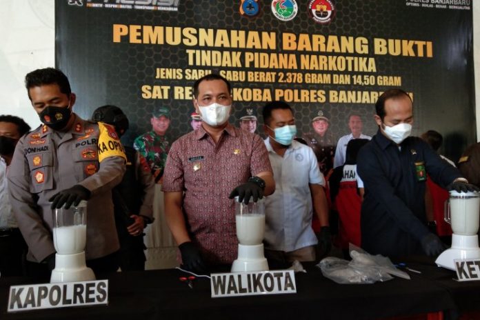 Wali Kota Banjarbaru HM Aditya Mufti Ariffin memasukan 2 ons narkotika jenis sabu-sabu ke dalam blender untuk memusnahkan barang bukti sitaan hasil pengungkapan kasus yang dilakukan personel Satresnarkoba Polres Banjarbaru. Foto Yose Rizal/Antaranews Kalsel