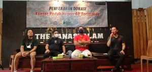 Penyerahan bantuan dari komunitas 48Bersepeda untuk korban banjir Kalsel. (wartabanjar.com/ady)