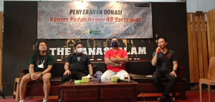 Penyerahan bantuan dari komunitas 48Bersepeda untuk korban banjir Kalsel. (wartabanjar.com/ady)