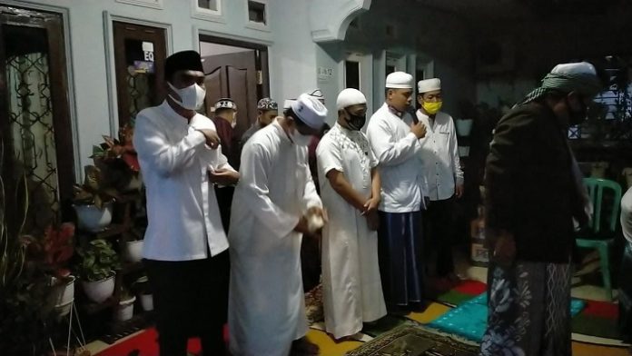 Shalat hajat Relawan Bhanuwa Bersatu untuk kemenangan Sahbirin-Muhidin. (kaltrapos)