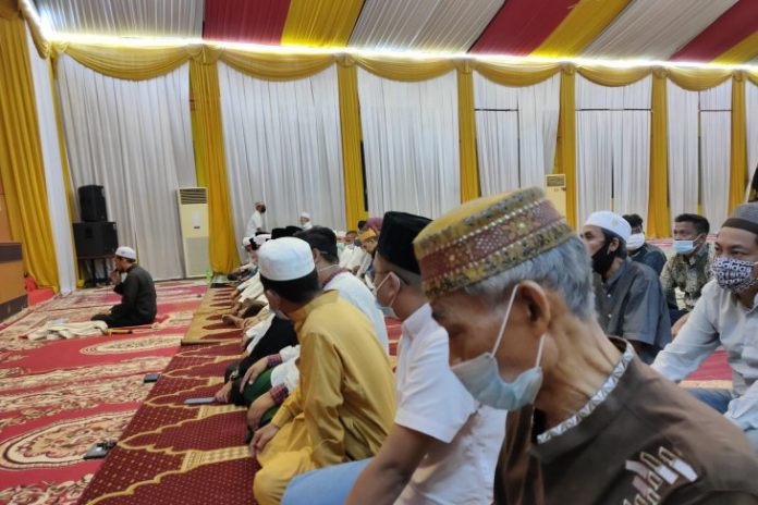 Suasana shalat hajat DPD Partai Golkar Kalsel di Banjarmasin, Kamis (18/3) memohon kemenangan BirinMu sebagai Gubernur dan Wagub Kalsel. (Syamsuddin Hasan)