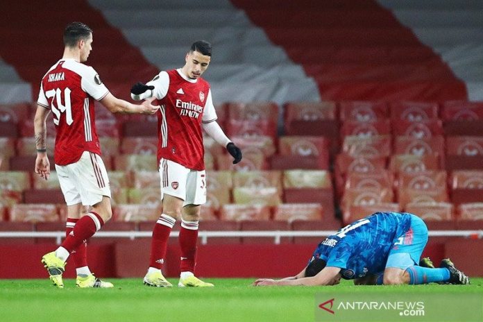 Dua pemain Arsenal Granit Xhaka (kiri) dan Gabriel Martinelli merayakan kelolosan ke babak perempat final Liga Europa sementara bek Olympiakos Sokratis Papastathopoulos menyesali hasil selepas leg kedua 16 besar di Stadion Emirates, London, Inggris, Kamis (18/3/2021) waktu setempat. (ANTARA/REUTERS/Hannah McKay)