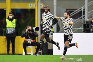 Gelandang Manchester United Paul Pogba (kiri) melakukan selebrasi bersama Bruno Fernandes seusai mencetak gol ke gawang AC Milan dalam leg kedua 16 besar Liga Europa di Stadion San Siro, Milan, Italia, Kamis (18/3/2021) waktu setempat. (ANTARA/REUTERS/Daniele Mascolo)