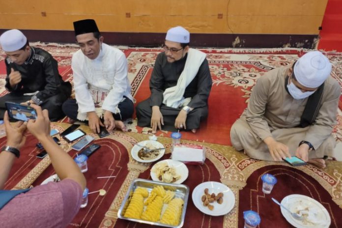 H Arifin Noor (peci hitam) saat menghadiri shalat hajat di DPD Partai Golkar Kalsel. (antara)