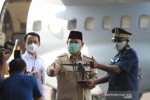 Menhan Prabowo Subianto saat memberikan cindera mata kepada Chief of Air Force of Senegal Brigadier General Papa Souleymane di sela-sela penyerahan pesawat CN235-220 MPA kepada Angkatan Udara Republik Senegal, di Hanggar Fixed Wing PT DI, Bandung, Jawa Barat, Kamis (18-3-2021). (ANTARA/HO-Humas Setjen Kemhan)