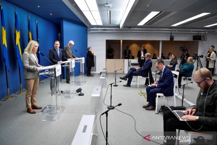 Menteri Kesehatan dan Urusan Sosial Swedia Lena Hallengren memberikan keterangan media mengenai situasi penyakit virus corona (COVID-19), di kantor pusat pemerintah di Stockholm, Swedia, Selasa (3/11/2020). Jessica Gow/TT News Agency/via REUTERS/HP/djo (via REUTERS/TT NEWS AGENCY)