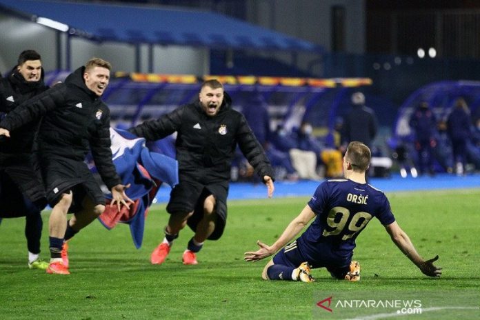 Penyerang sayap Dinamo Zagreb Mislav Orsic (kanan) melakukan selebrasi bersama rekan-rekannya seusai mencetak gol ketiga ke gawang Tottenham Hotspur dalam leg kedua 16 besar Liga Europa di Stadion Maksimir, Zagreb, Kroasia, Kamis (18/3/2021) waktu setempat. (ANTARA/REUTERS/Antonio Bronic)