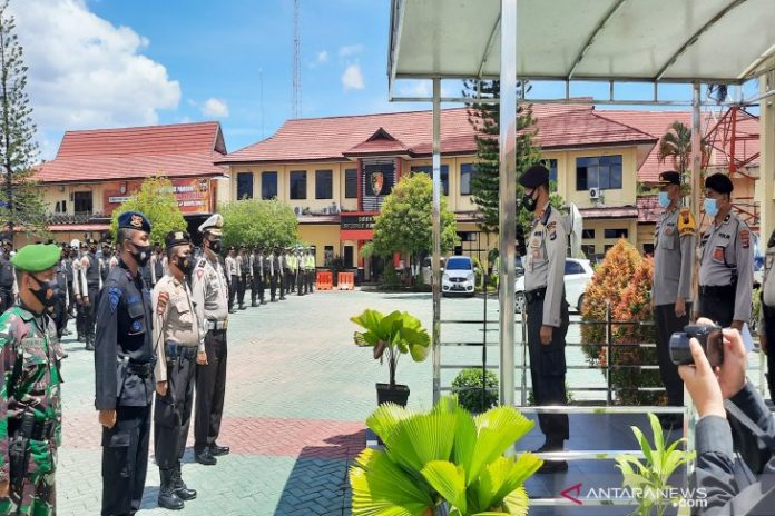 Polda Kalsel menggelar apel pengerahan pasukan pengamanan hasil putusan Mahkamah Konstitusi (MK) terkait dengan perselisihan hasil pemilihan umum (PHPU) Pilgub Kalsel. ANTARA/Firman