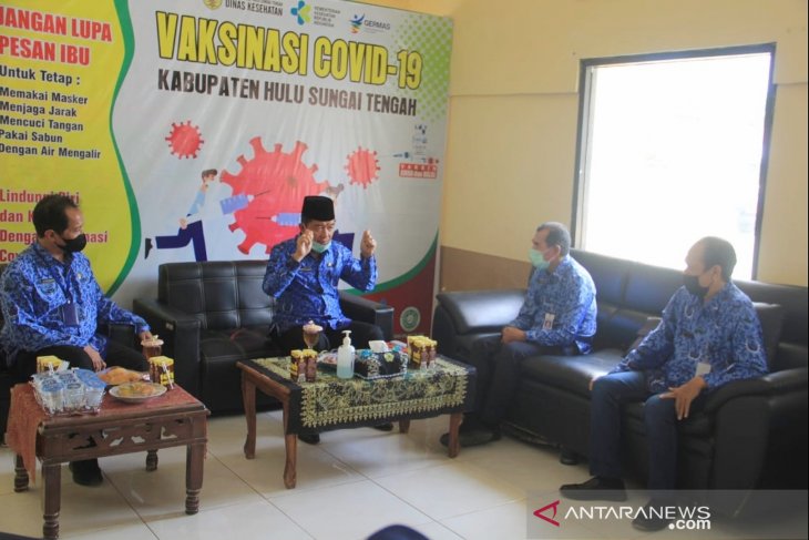 Wakil Bupati Hulu Sungai Tengah, H Mansyah Sabri, saat mengunjungi Dinas Kesehatan setempat. (antara)