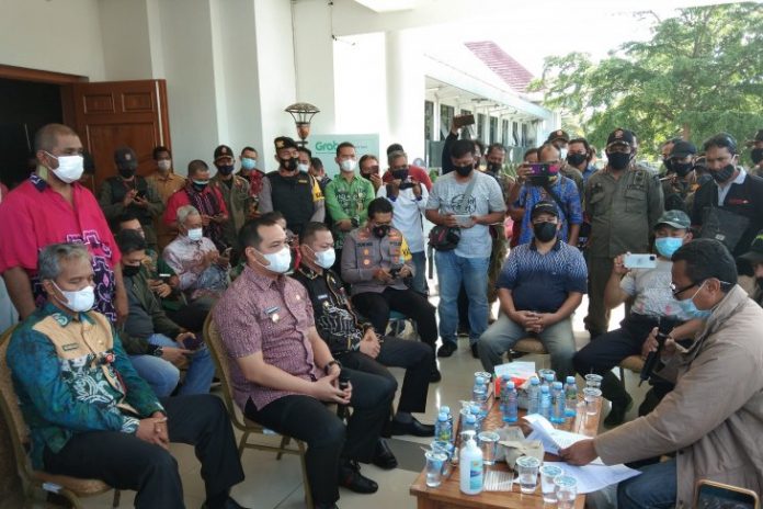 Wali Kota Banjarbaru HM Aditya Mufti Ariffin didampingi Wakil Wali Kota Wartono dan Sekretaris Daerah Said Abdullah saat menerima perwakilan pedagang Pasar Bauntung PKL pasar subuh di teras Balaikota Banjarbaru. Foto Yose Rizal/Antaranews Kalsel